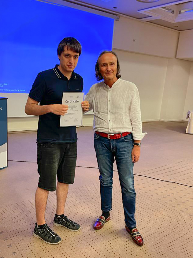 Jan Schneider receives award from Prof. Frank Leymann